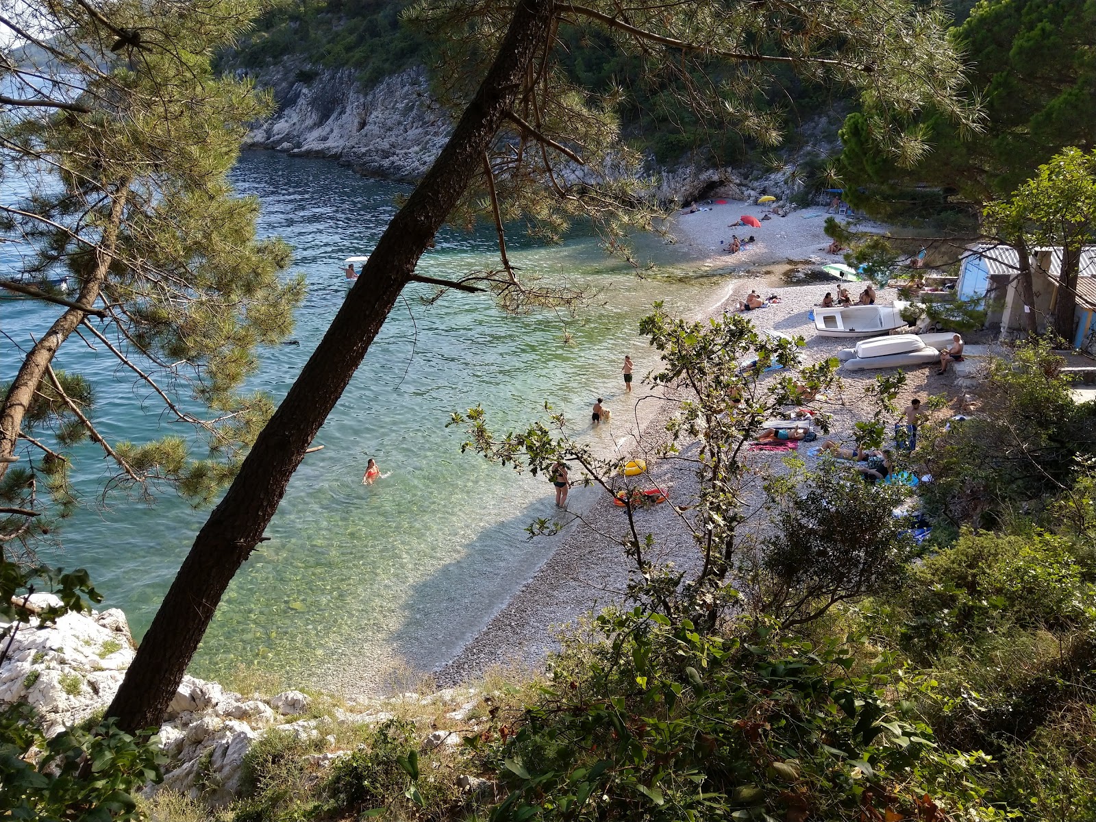 Zdjęcie Uboka beach z powierzchnią beżowe kamyki