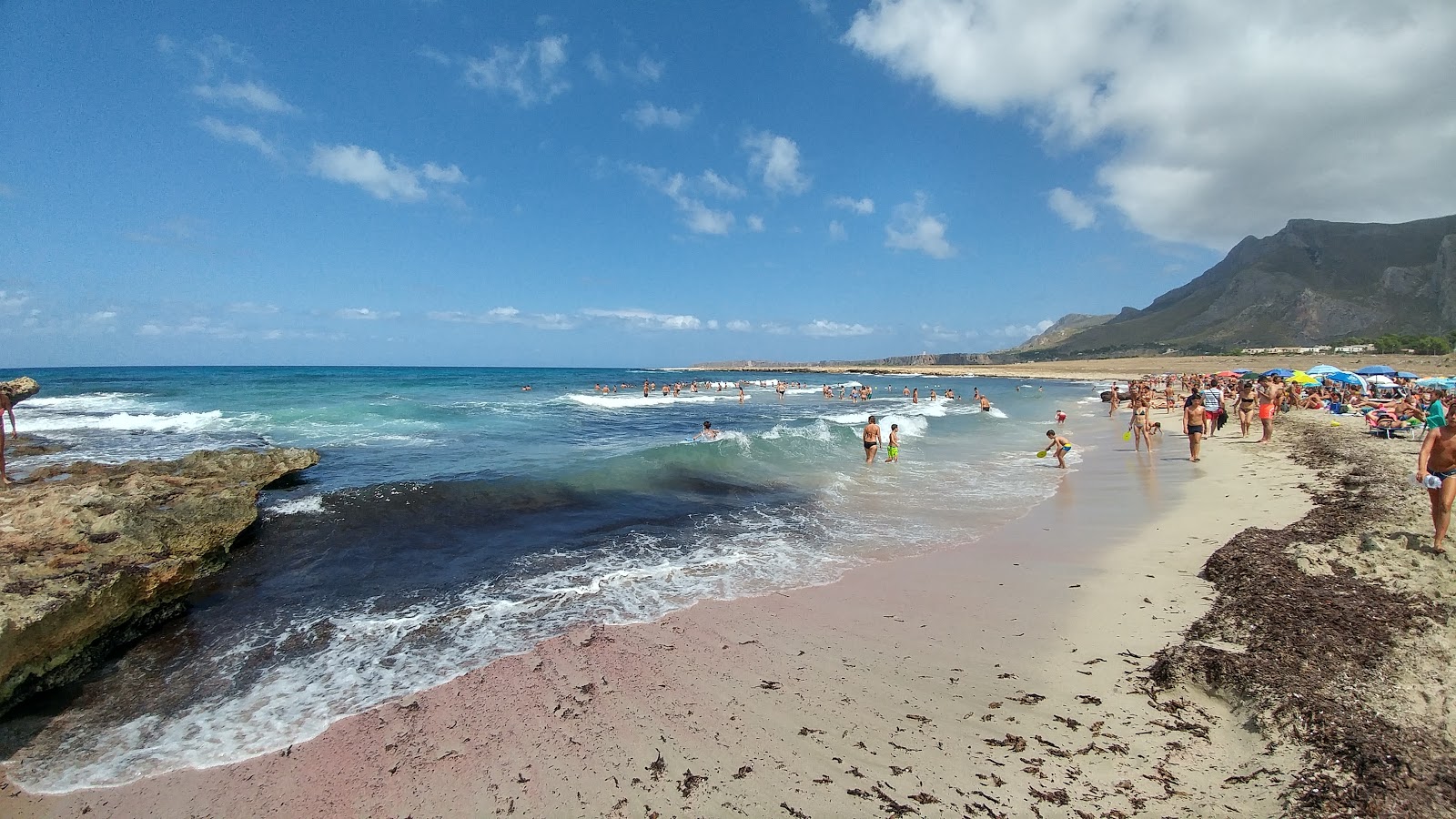Fotografija Màcari plaža z svetel pesek površino