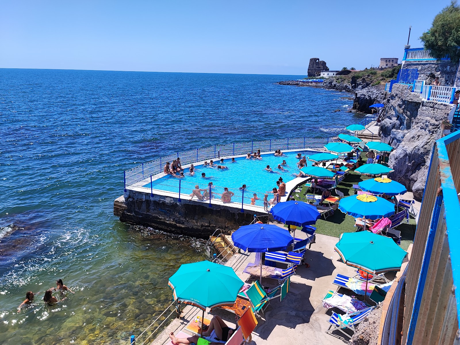 Foto von Villa Inglese Piscine Beach mit betonierte fläche Oberfläche