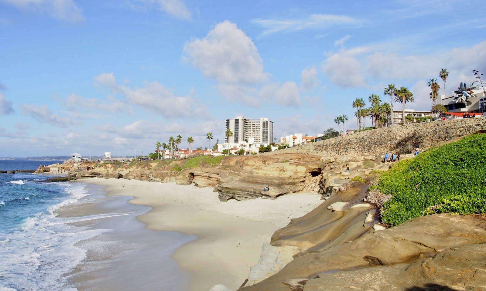 Φωτογραφία του Wipeout beach με φωτεινή άμμος επιφάνεια