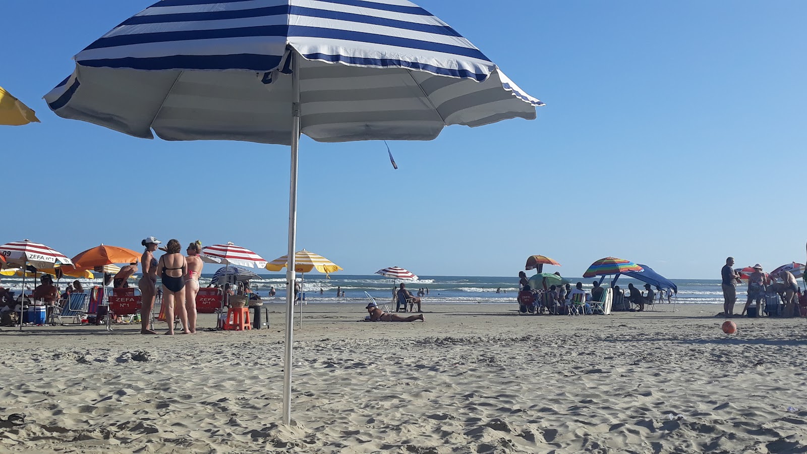 Foto de Playa de la Aviación con arena fina beige superficie