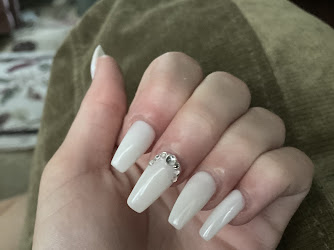 Lee Nails