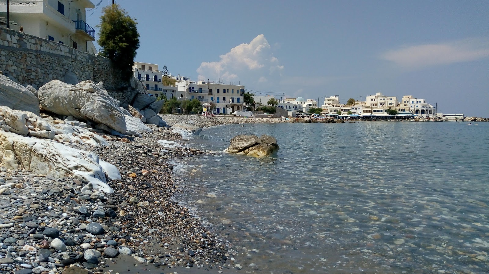 Photo of Apollonas beach backed by cliffs