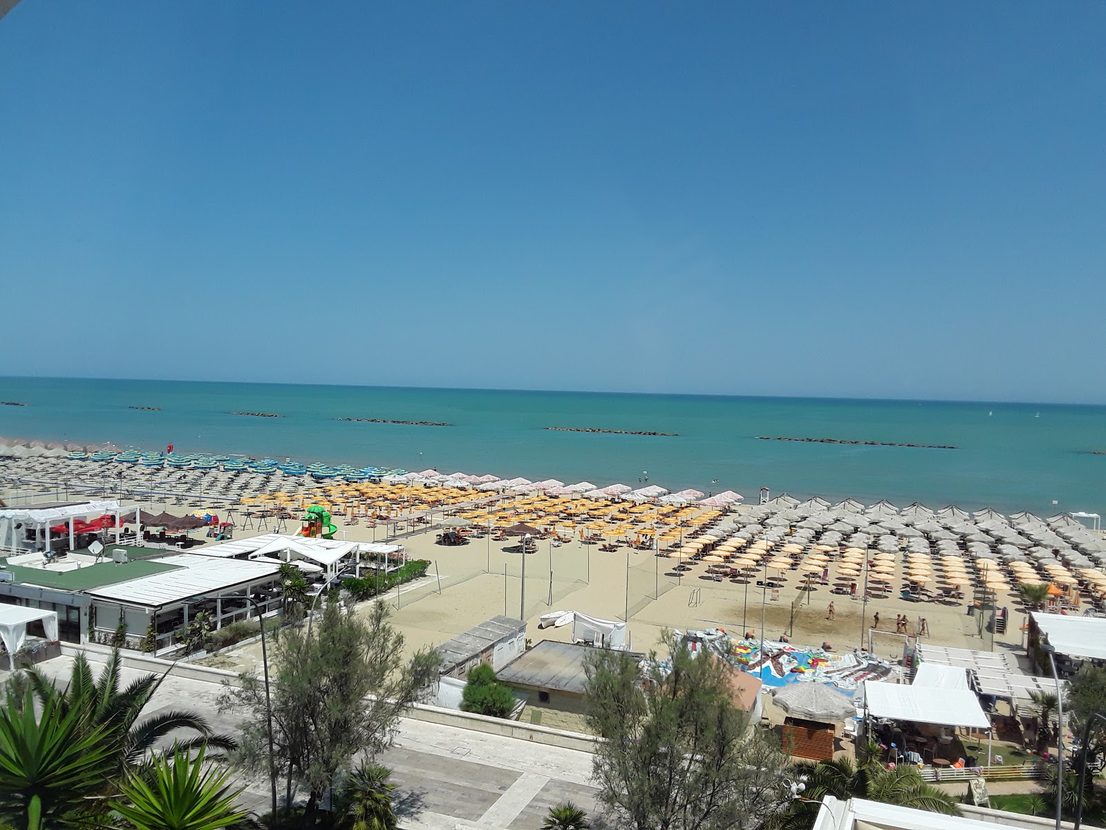 Valokuva Spiaggia di Pescaraista. pinnalla kirkas hieno hiekka:n kanssa