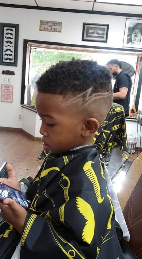 Barber Shop «LEGENDZ CLASSIC BARBER SHOP», reviews and photos, 207 N Center St, Arlington, TX 76011, USA