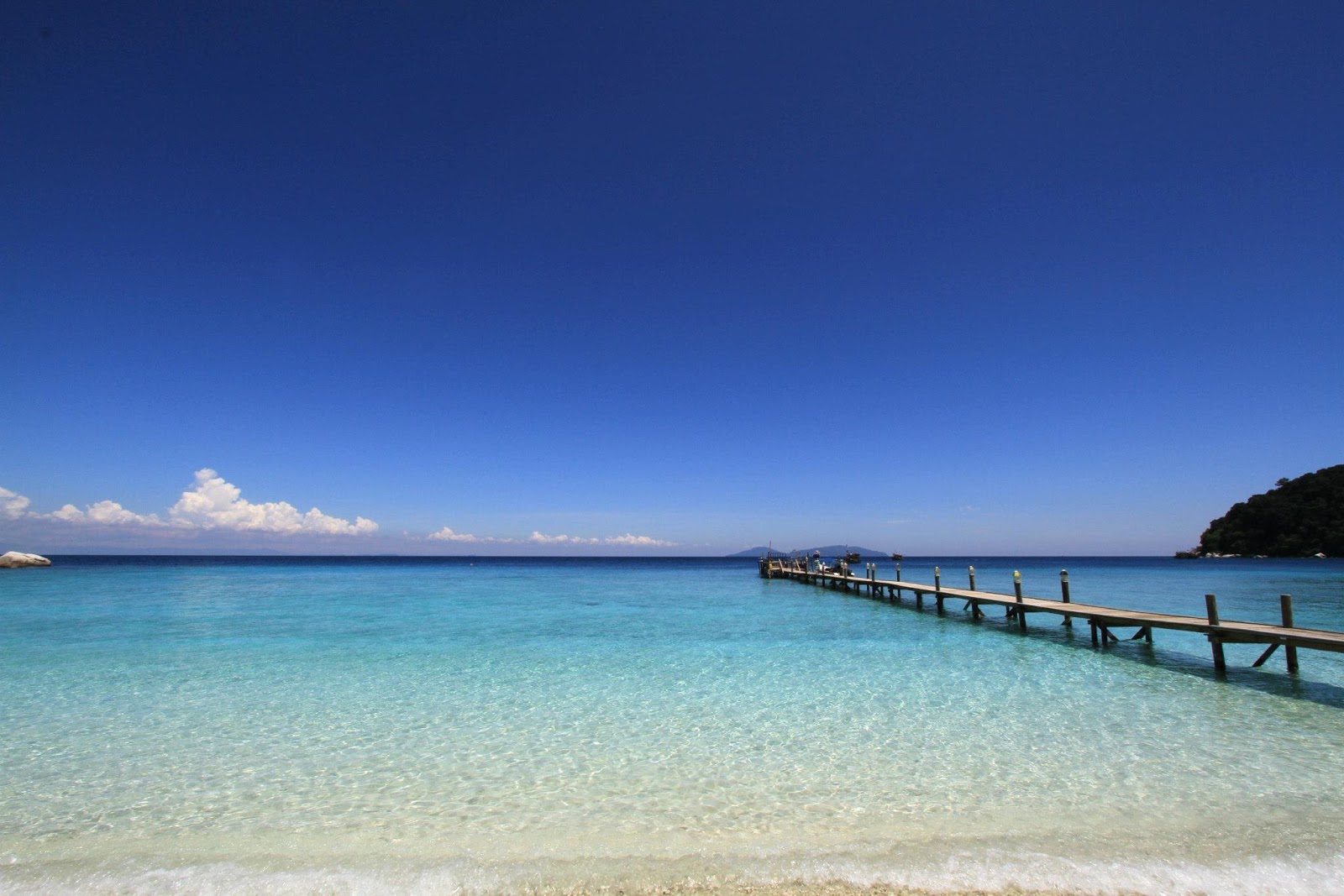 夏日湾度假村海滩的照片 带有碧绿色纯水表面