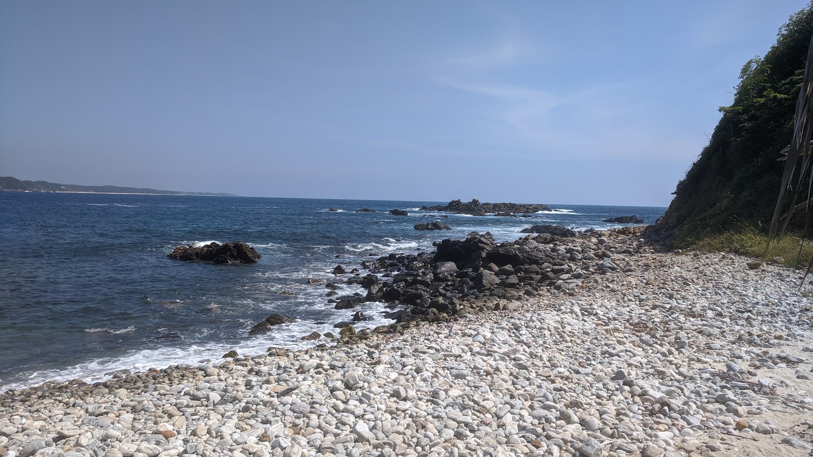 Foto av Tijera beach omgiven av berg