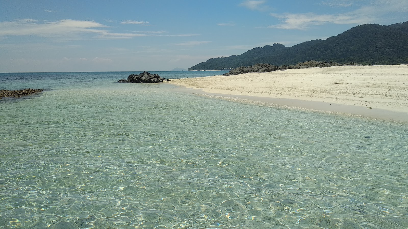 Foto di Pulau Mentigi con una superficie del acqua cristallina