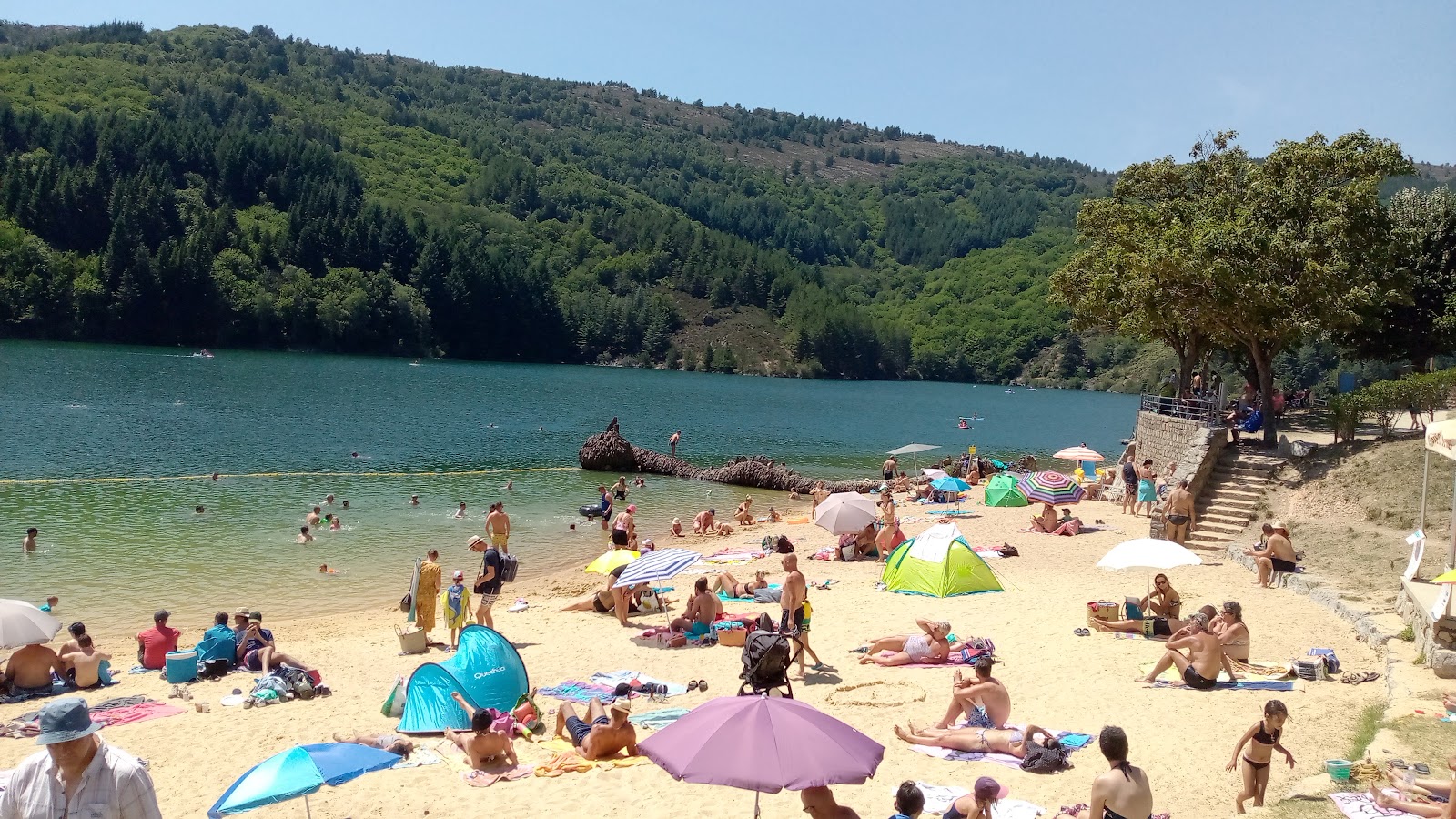 Photo de Villefort Lake Beach zone des équipements