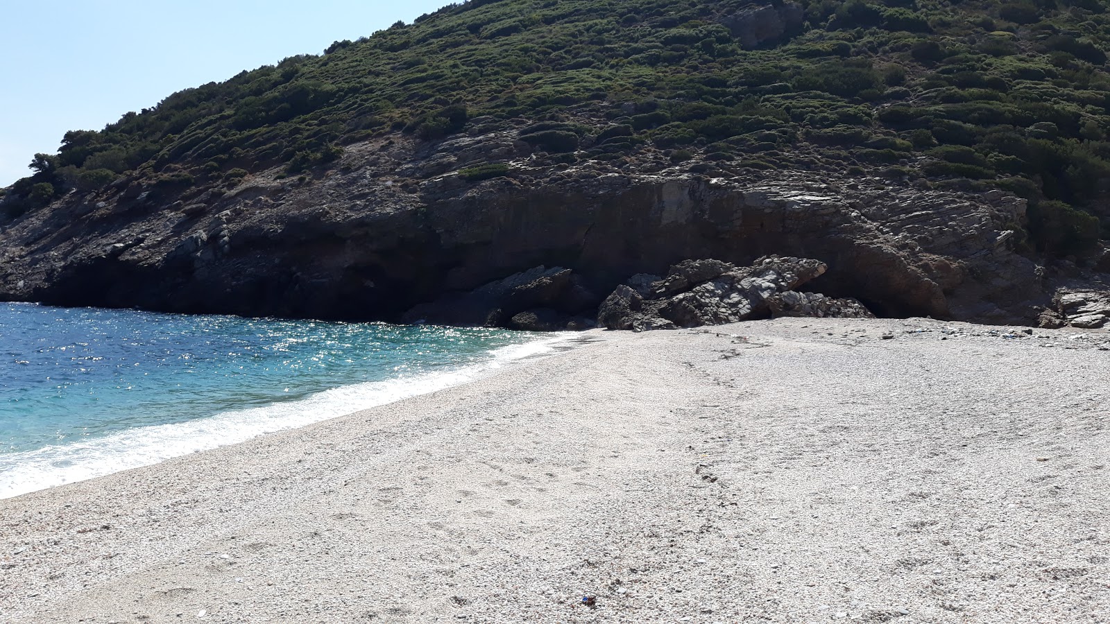 Fotografie cu Varellaioi beach cu o suprafață de apa pură turcoaz