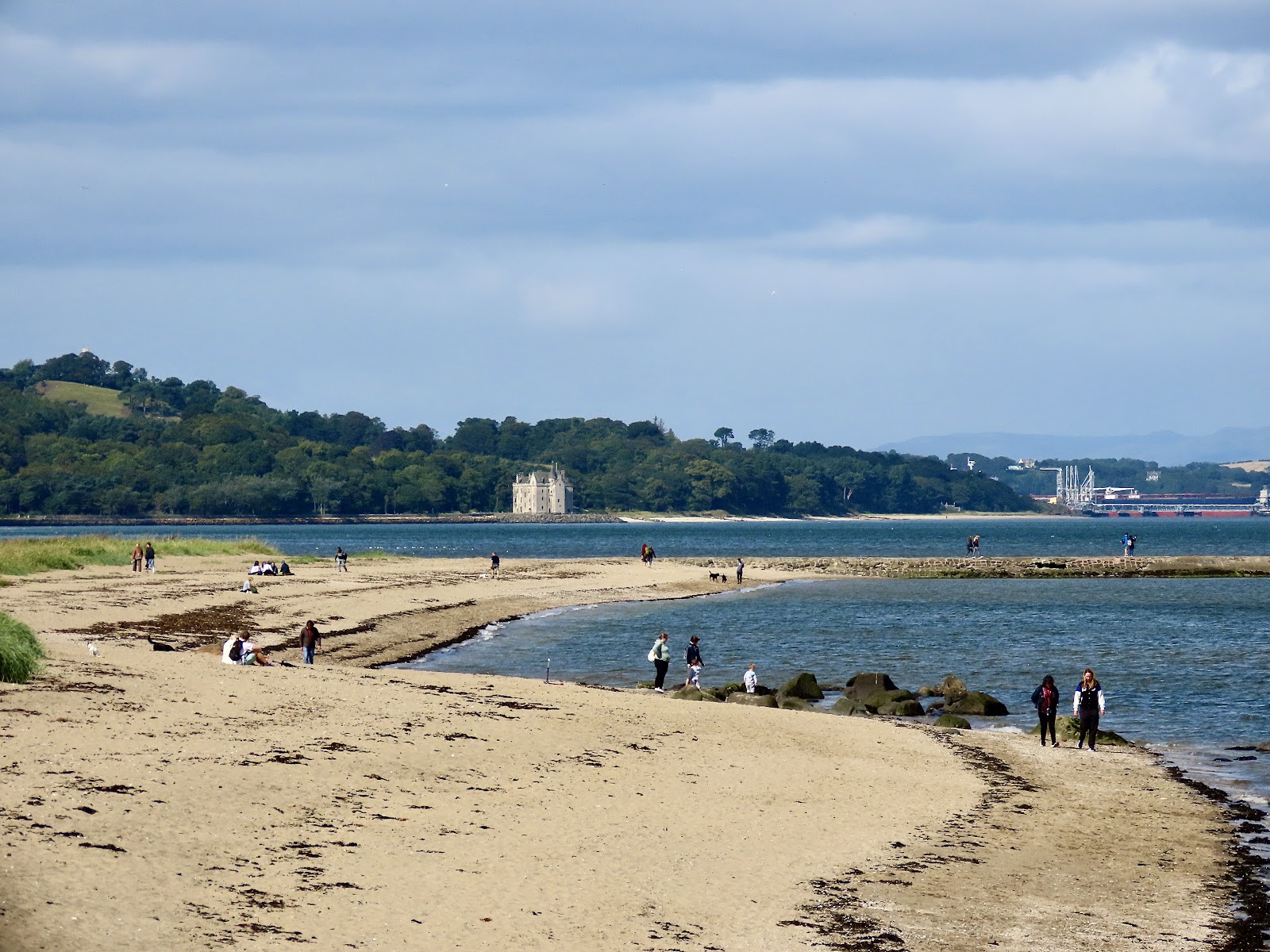 Foto av Cramond Beach med hög nivå av renlighet