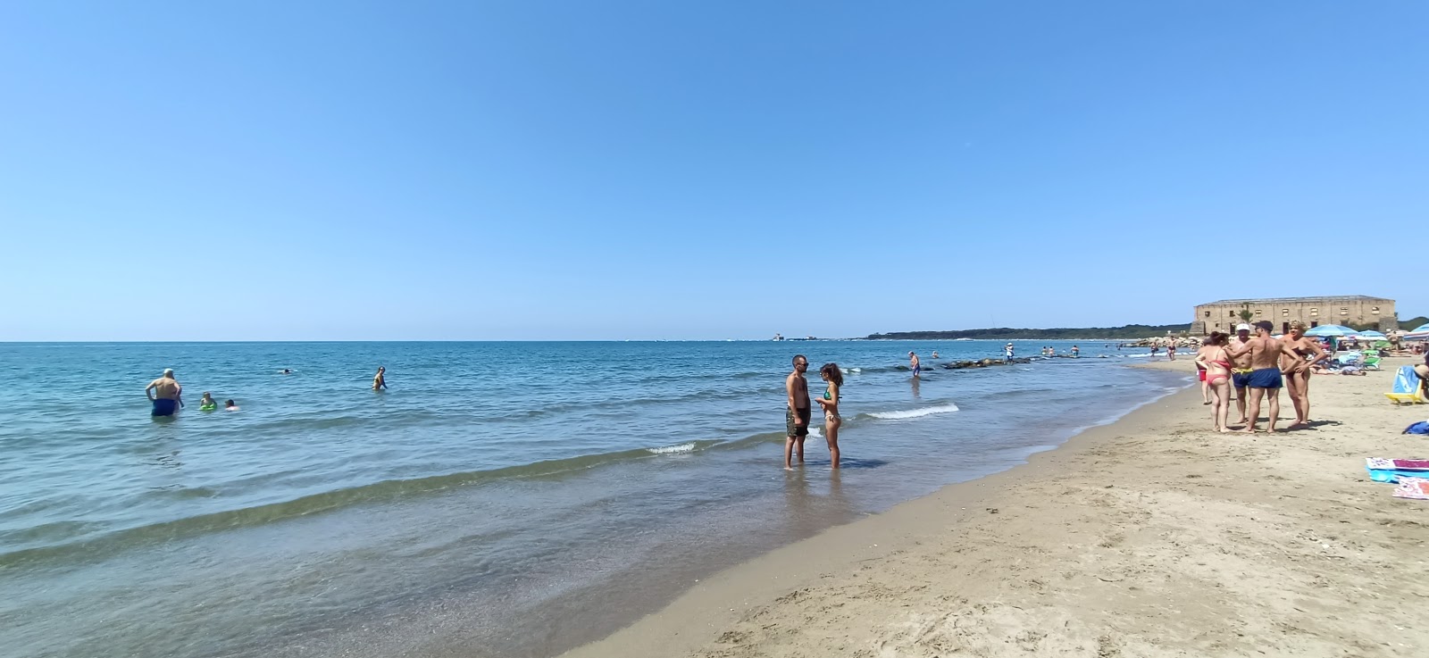 Fotografija Spiaggia di Valmontorio z modra voda površino