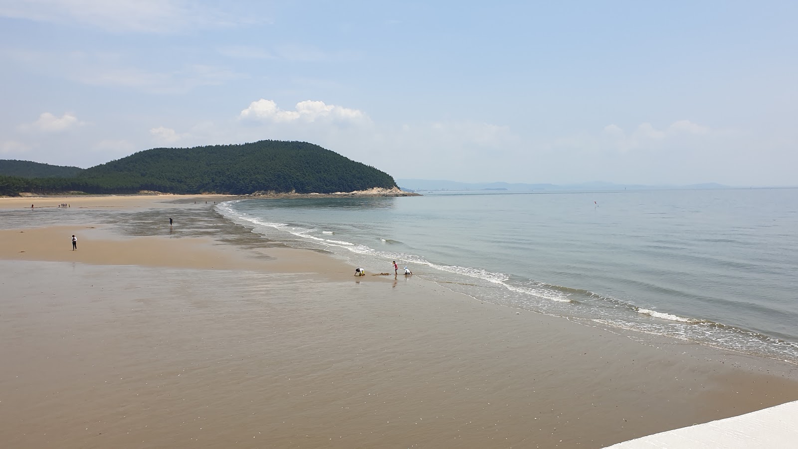Photo de Wonsando Beach avec l'eau turquoise de surface