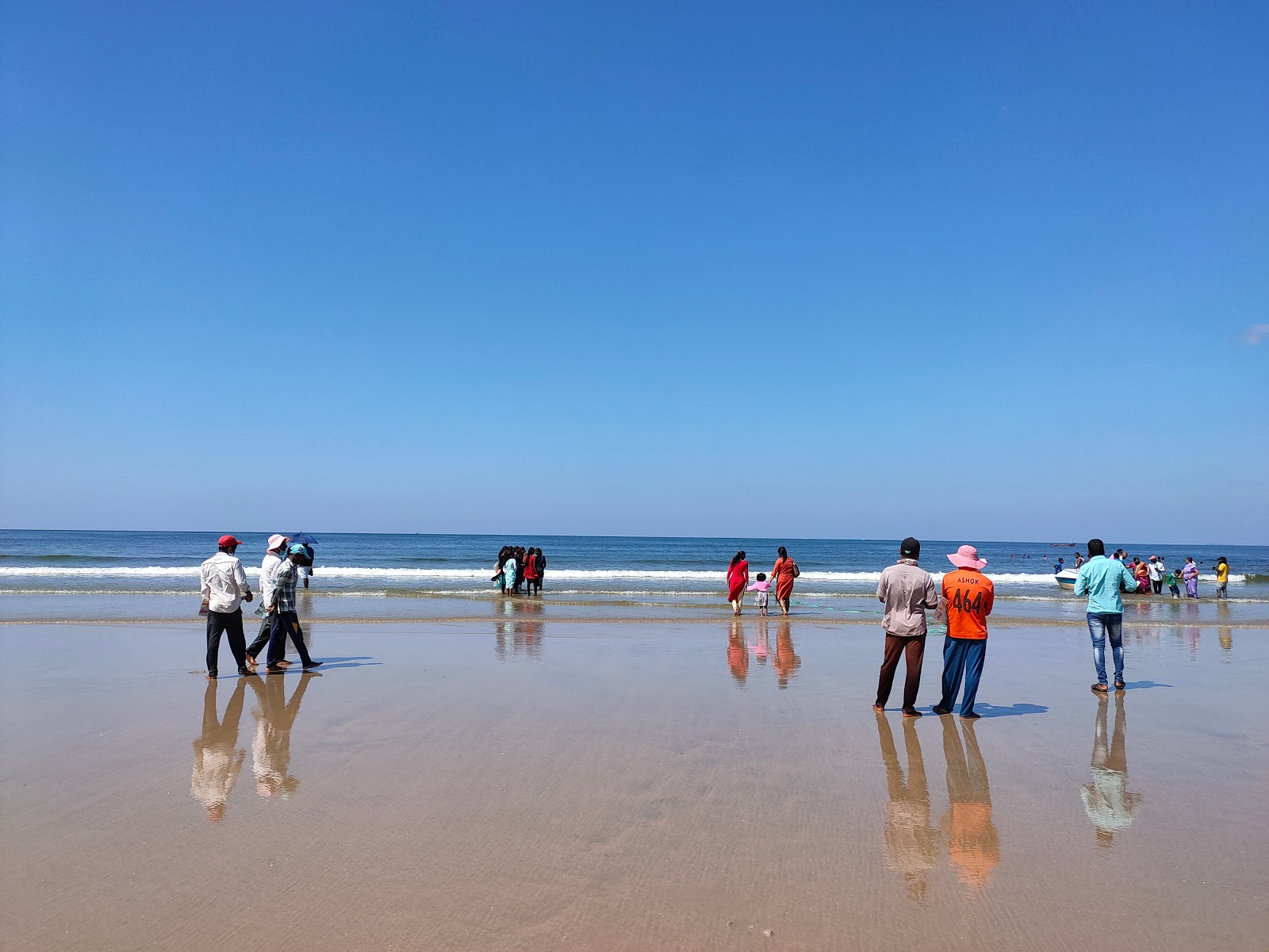 Photo de Murudeshwara Beach avec l'eau turquoise de surface