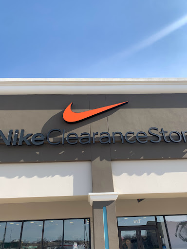 Clothing Store «Nike Factory Store», reviews and photos, 243 Tanger Dr Suite 243, Williamsburg, IA 52361, USA