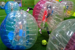 Kindergeburtstag feiern - Trampolinhalle, Bubblesoccer, Nerf, Lasertag, Schwarzlicht Fußball image
