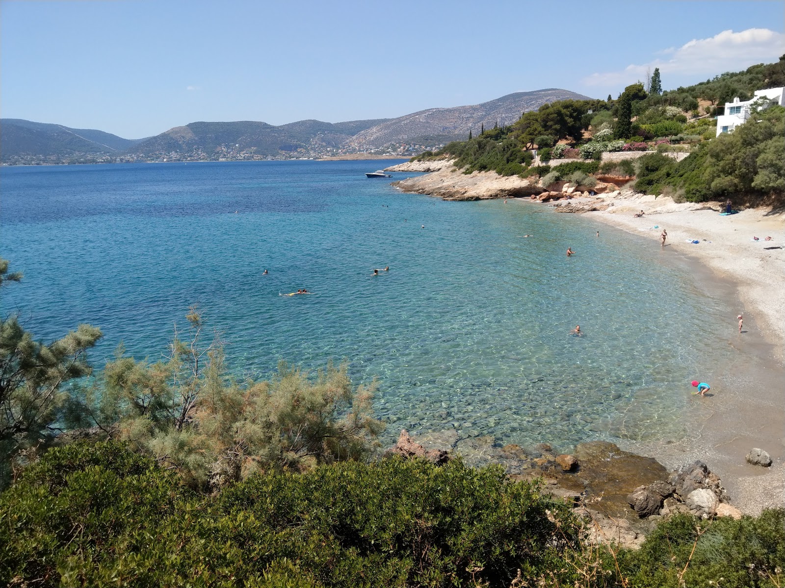 Photo de Plage d'Erotospilia avec sable clair avec caillou de surface