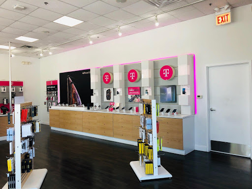 Cell Phone Store «T-Mobile», reviews and photos, 2828 S 17th Ave, Broadview, IL 60155, USA