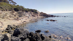 Foto di Spiaggia Le Pilette circondato da montagne