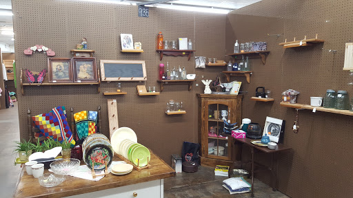 Outlet Mall «Finders Keepers Traders Outlet Mall», reviews and photos, 740-784 Chelsa Dr, Madisonville, KY 42431, USA