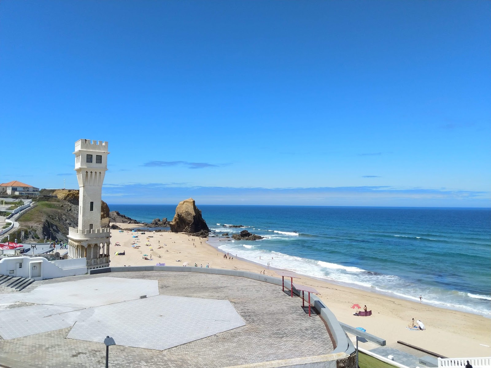 Foto af Praia de Santa Cruz med lys fint sand overflade