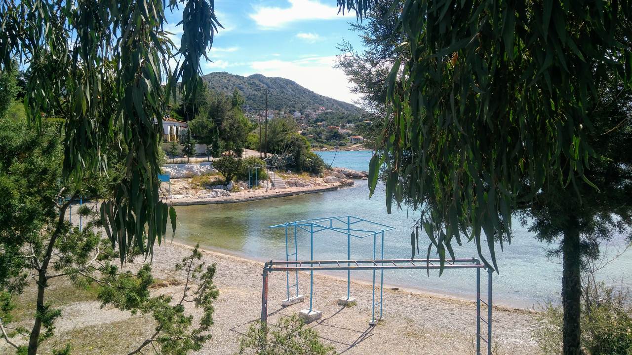 Photo de Iliakti Salamis Beach avec l'eau cristalline de surface