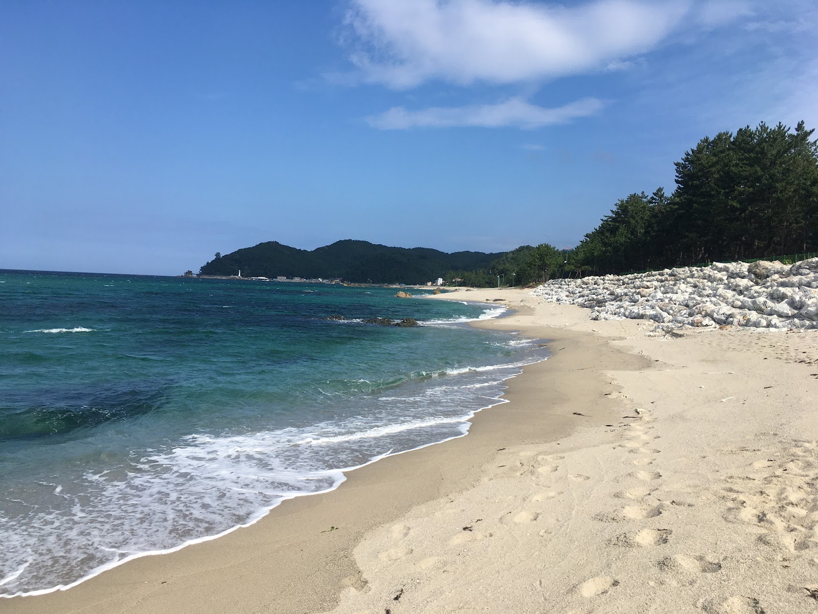 Wonpyeong Beach的照片 带有米色沙子表面