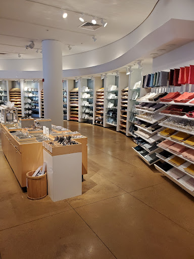 Furniture Store «Crate and Barrel», reviews and photos, 2800 Clarendon Blvd, Arlington, VA 22201, USA