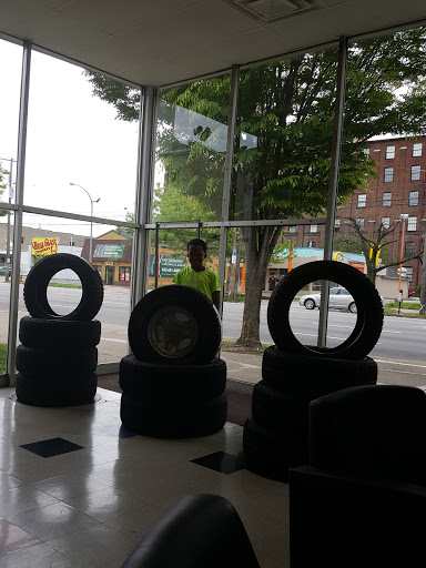 Tire Shop «Firestone Complete Auto Care», reviews and photos, 401 E Broadway, Louisville, KY 40202, USA