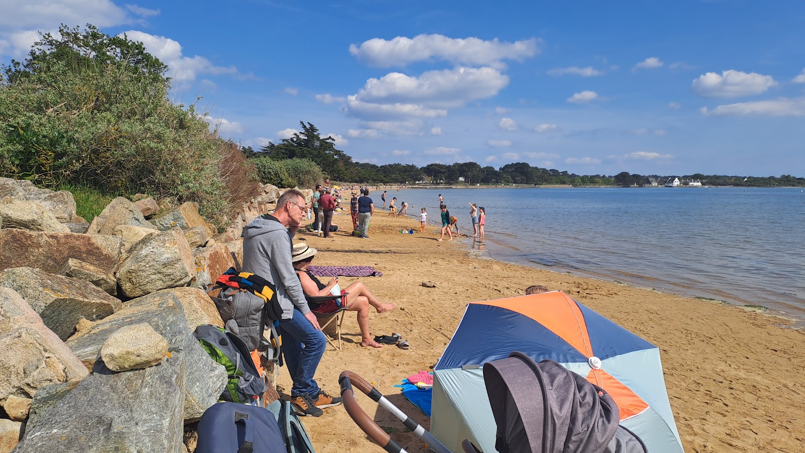 Plage de Locmiquel'in fotoğrafı geniş bir kıyı şeridi ile birlikte