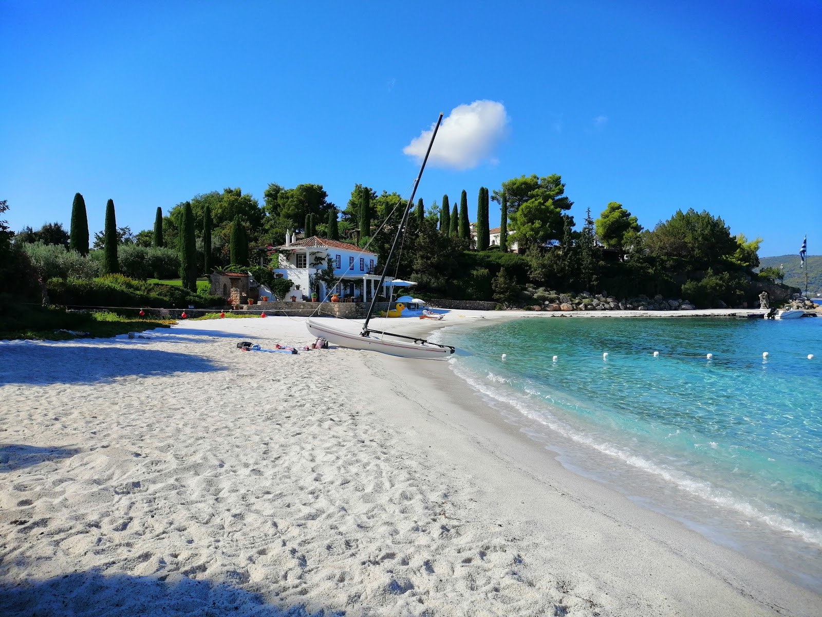 Photo de Paralia Porto Cheli avec sable lumineux de surface