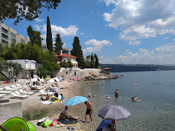 Volosko beach'in fotoğrafı küçük koy ile birlikte