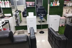 The House of beauty salon image