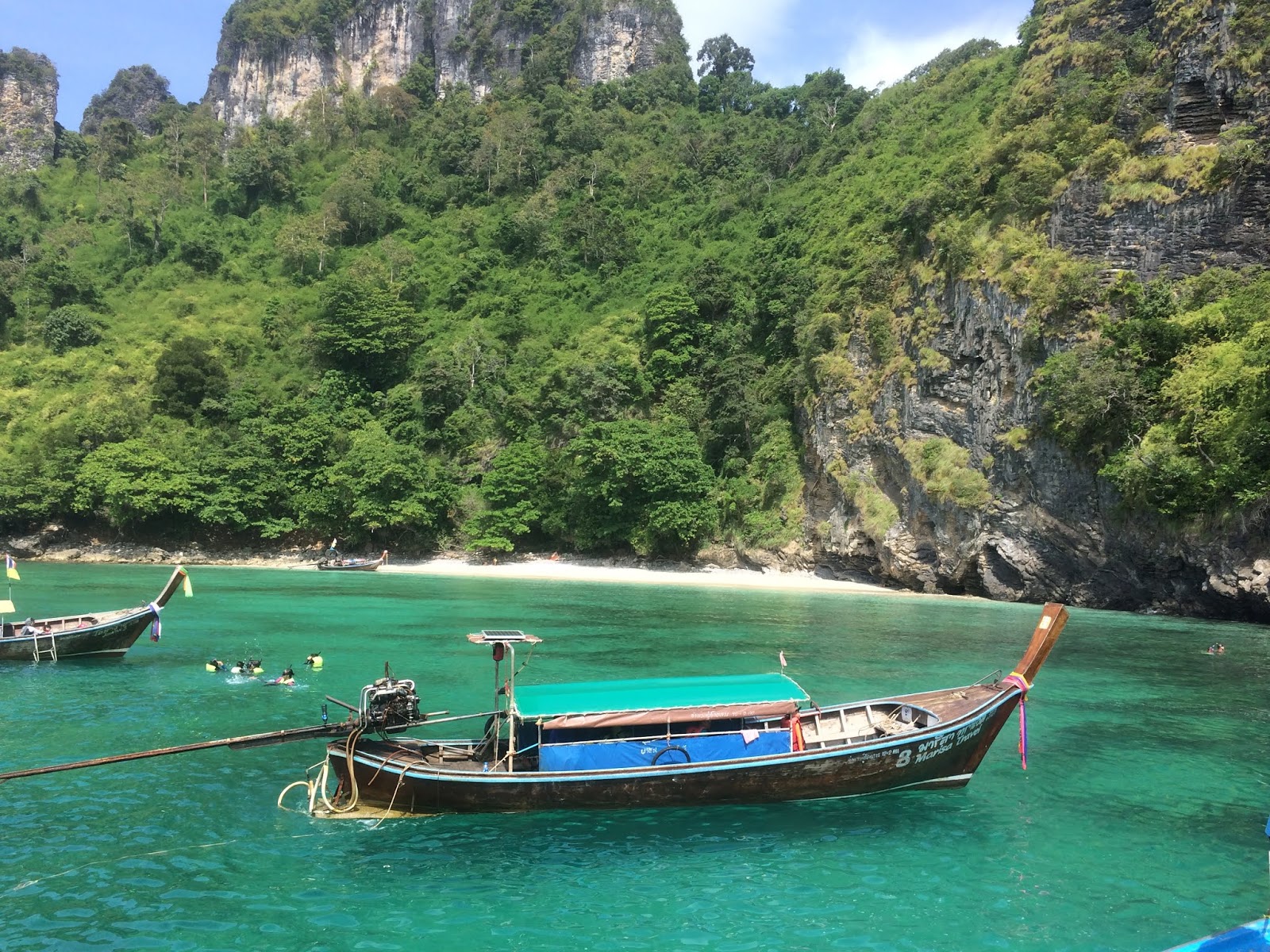 Foto af Chicken island Beach med lys sand overflade