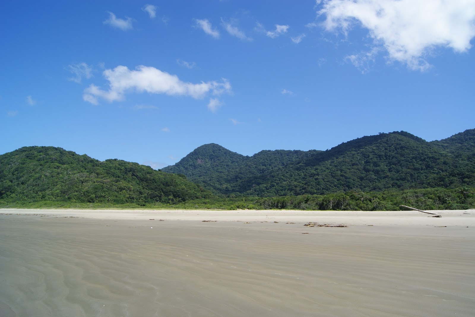 Juquiazinho Plajı'in fotoğrafı dağlarla çevrili