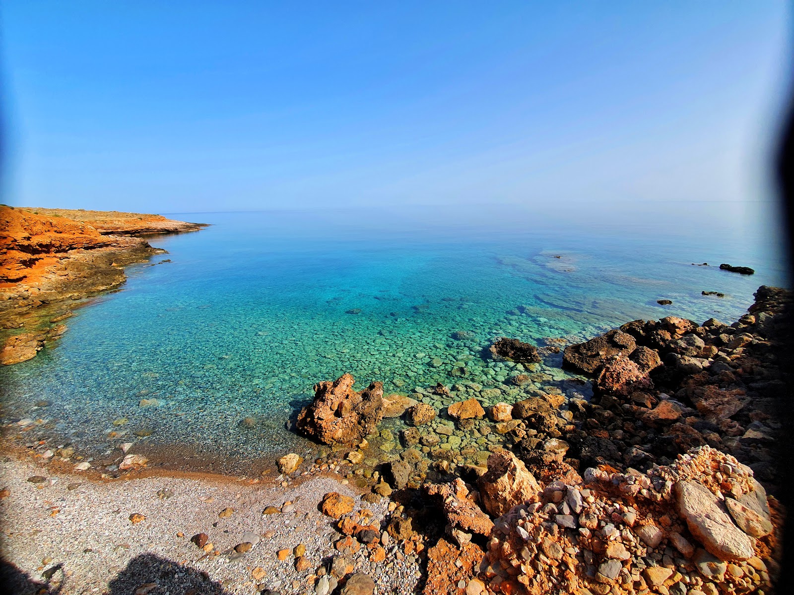 Foto de St Fredsolos Beach con guijarro ligero superficie