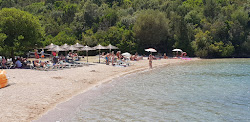 Mourtemeno'in fotoğrafı küçük koy ile birlikte