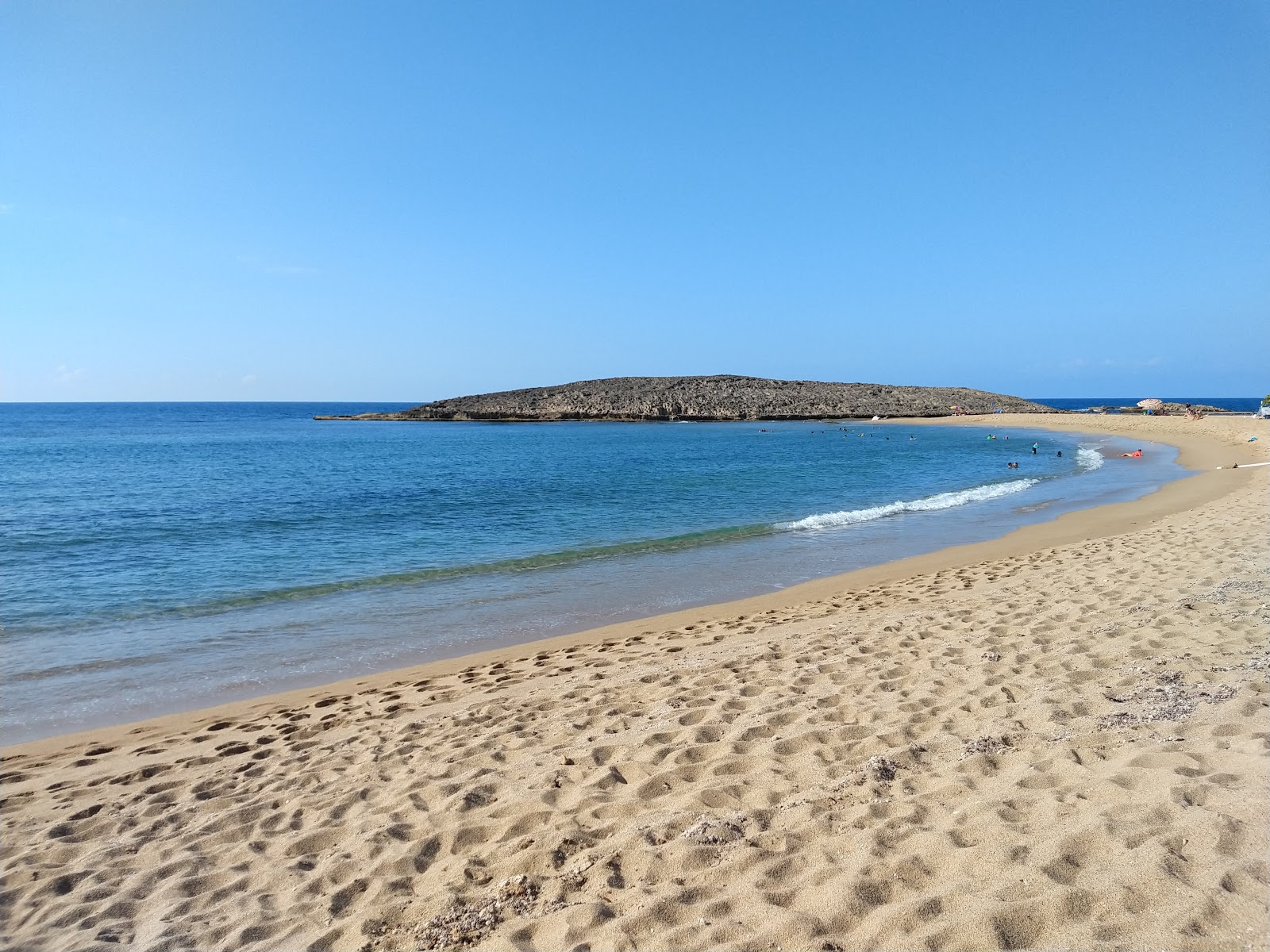 Foto van Playa Montones met turquoise puur water oppervlakte