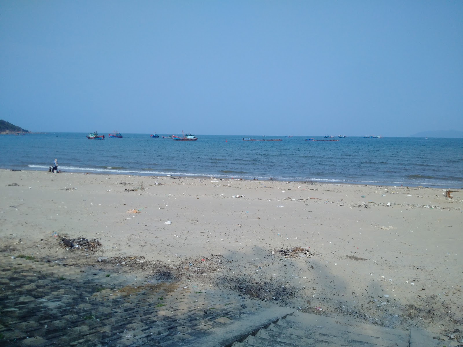 Hai Binh Beach的照片 带有碧绿色水表面