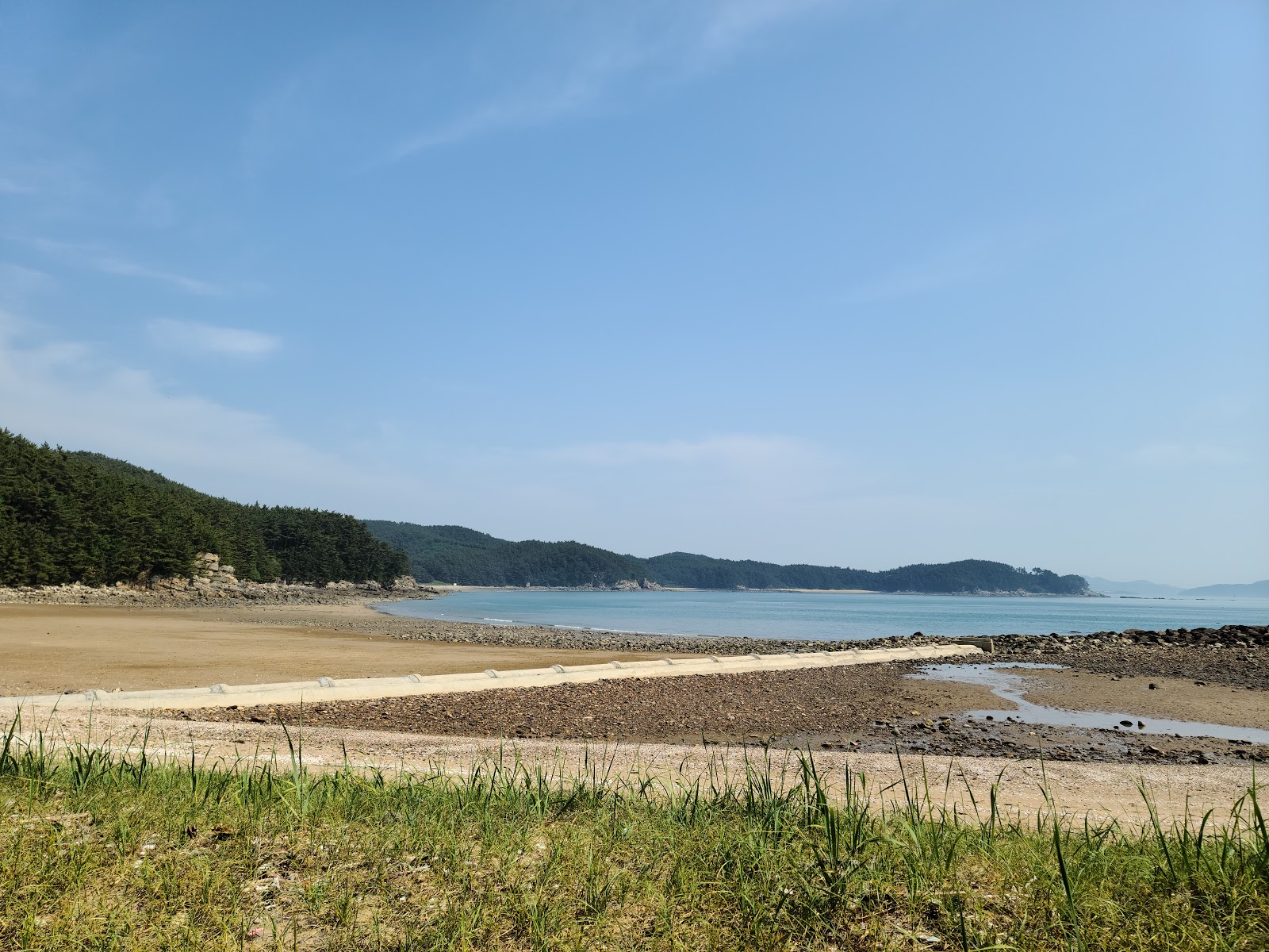 Photo de Meondong Beach avec sable brillant et rochers de surface