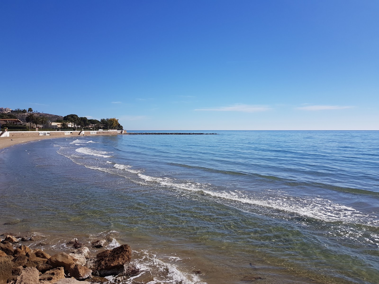 Foto von Platgeta Torrebellber mit kleine bucht