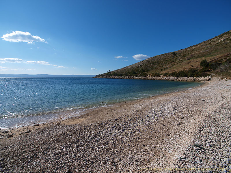 Foto di Zirje beach con una superficie del ciottolo leggero