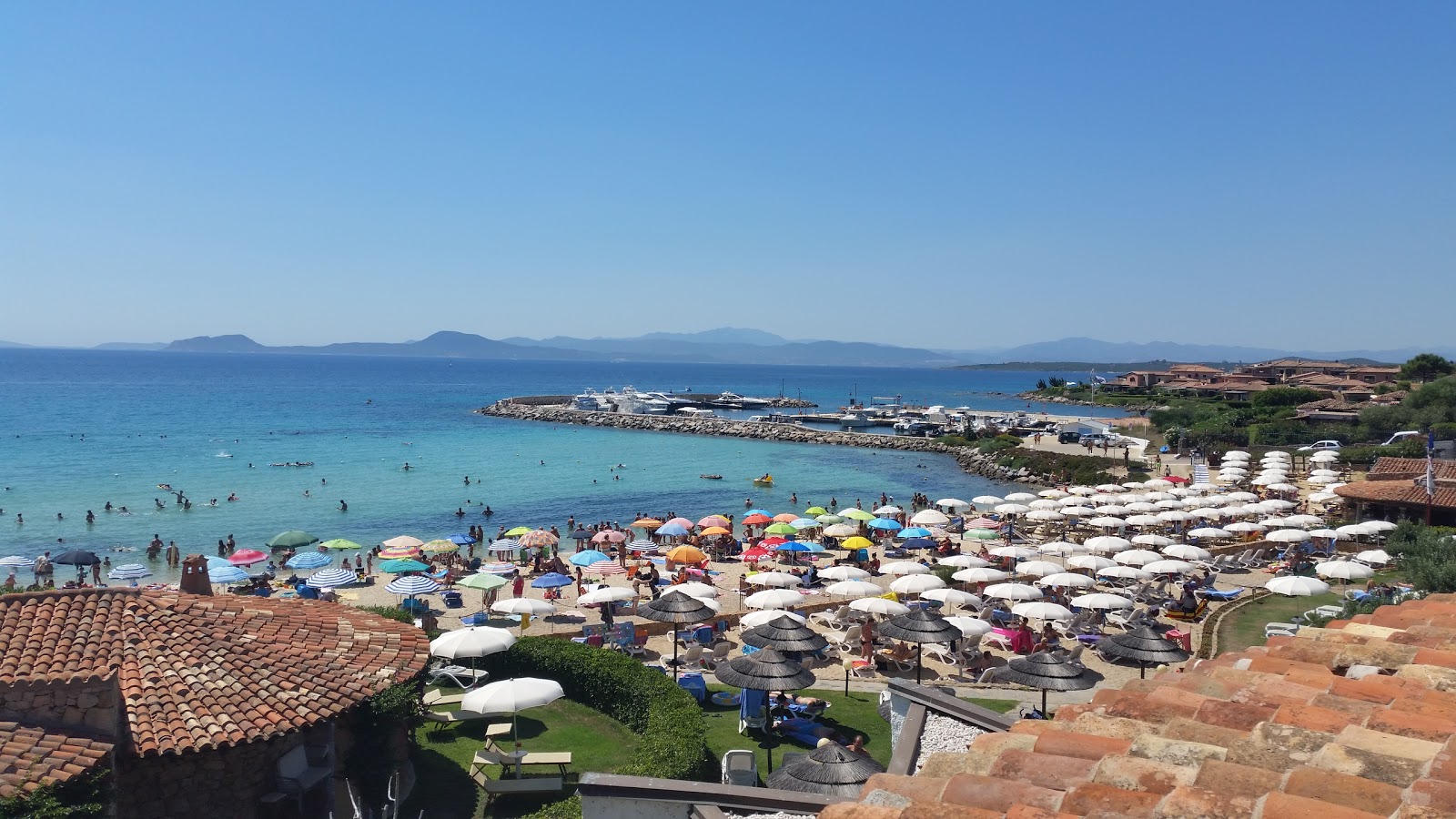 Foto de Spiaggia Baia Caddinas área parcialmente do hotel