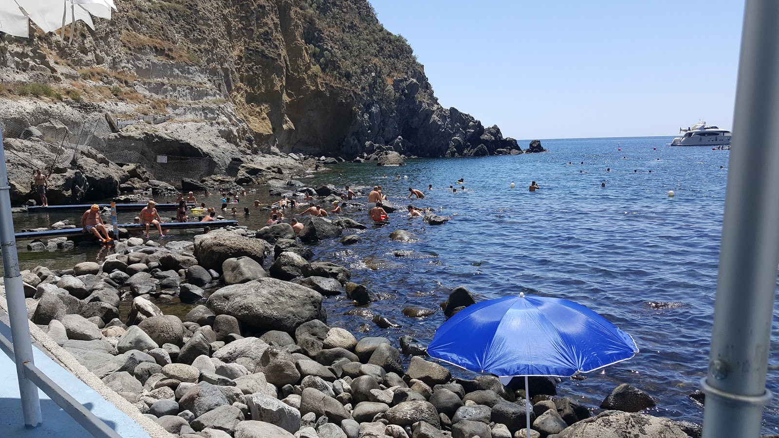 Photo of Baia di Sorgeto with rocks cover surface