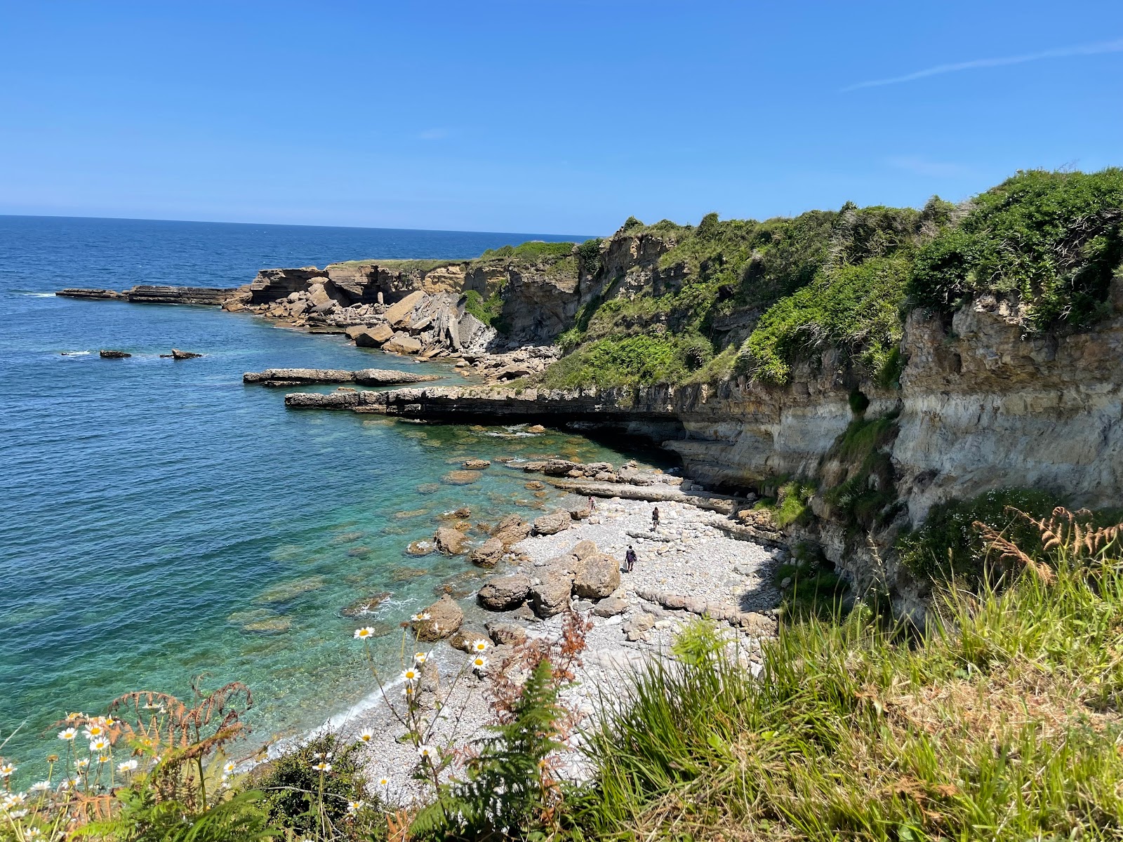 Foto von Playa Cristal O Bigaral mit felsiges gelände Oberfläche