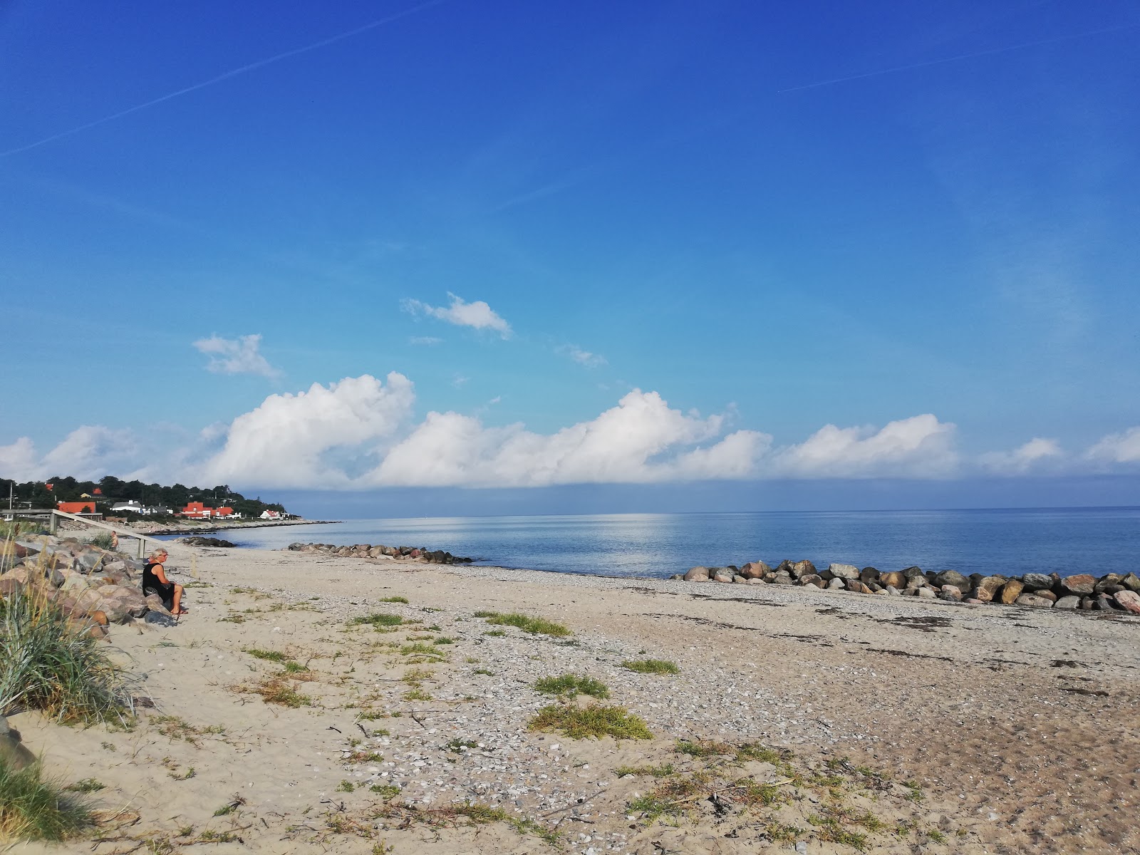 Gilleleje Beach的照片 带有碧绿色纯水表面