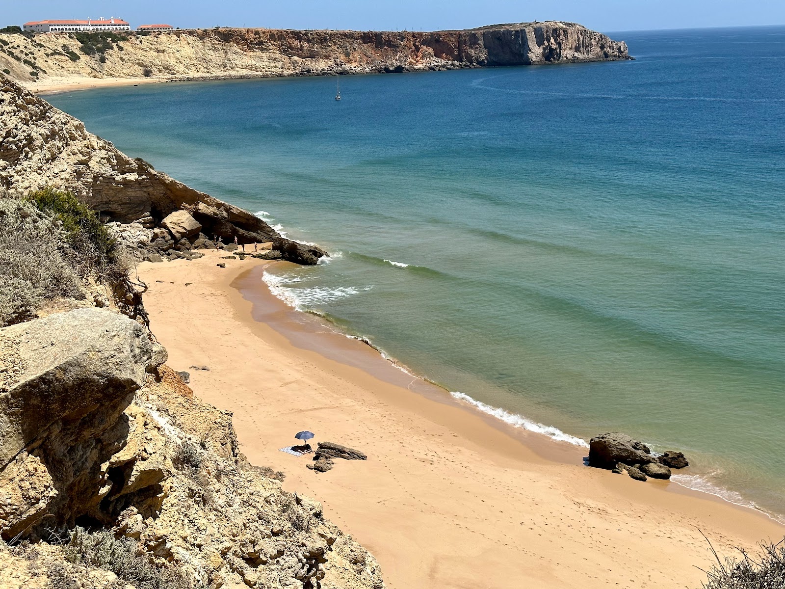 Prainha das Pocas'in fotoğrafı geniş bir kıyı şeridi ile birlikte