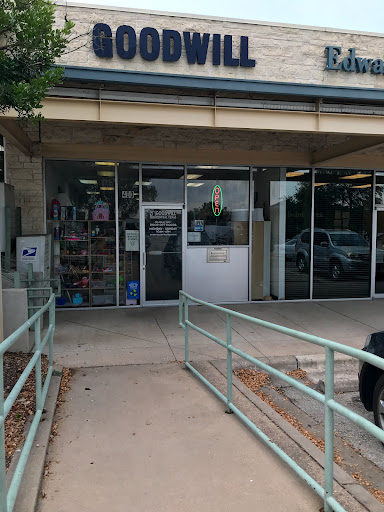 Used Book Store «Goodwill Central Texas - Bee Caves Attended Donation Center», reviews and photos, 12400 TX-71, Bee Cave, TX 78738, USA