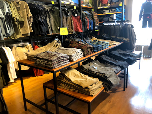 Clothing Store «Eddie Bauer Outlet», reviews and photos, 18501 Outlet Blvd #300, Chesterfield, MO 63005, USA