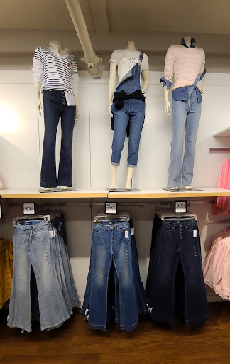 Clothing Store «Gap Outlet», reviews and photos, 423 86th St, Brooklyn, NY 11209, USA